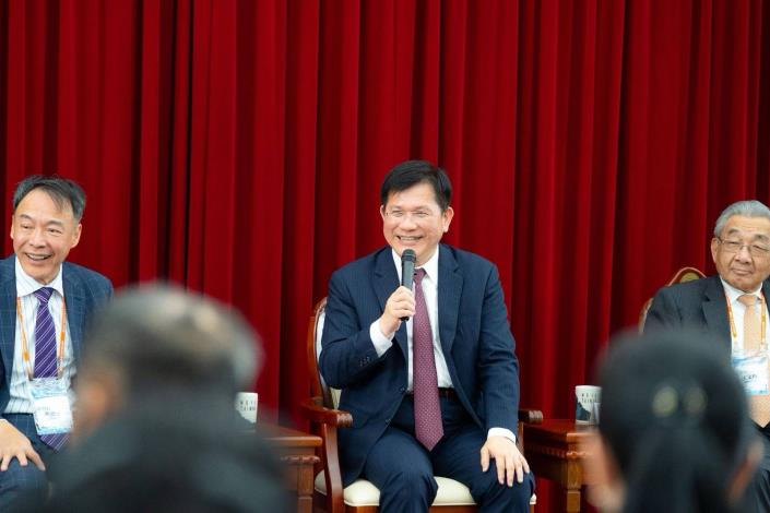 圖說三：外交部長林佳龍（中）與「第32屆世界台灣商會聯合總會回國訪問團」，就當前國際經貿情勢、總合外交、榮邦計畫及台商全球布局等議題交換意見。