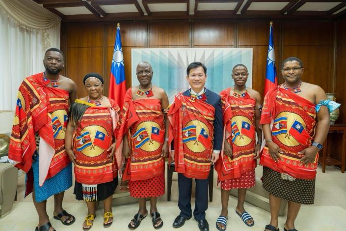 圖說三：外交部長林佳龍（右三）與史瓦帝尼王國司法暨憲政部長席梅拉內親王（Prince Simelane Dlamini，左三）夫婦及訪團成員合影。