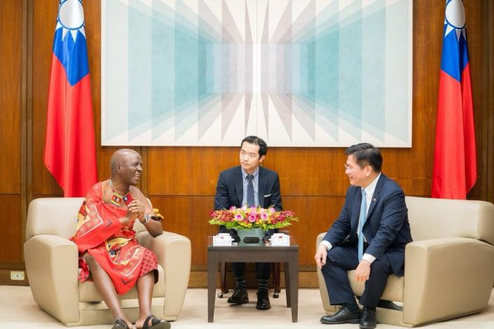 圖說一：外交部長林佳龍與史瓦帝尼王國司法暨憲政部長席梅拉內親王（Prince Simelane Dlamini）就司法互助及國家發展等議題交換意見。