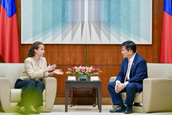 圖說一：外交部長林佳龍（右）向烏克蘭國會「基礎建設及交通委員會」首席副主席希兒科（Yulia Sirko，左）重申，台灣堅定支持烏克蘭，並將持續協助烏國重建家園。