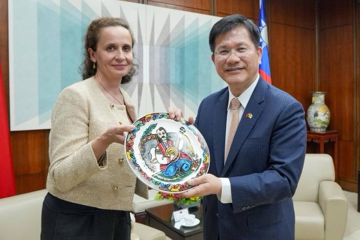 圖說二：烏克蘭國會「基礎建設及交通委員會」首席副主席希兒科（Yulia Sirko，左）致贈烏克蘭傳統手繪裝飾陶盤予外交部長林佳龍（右）。