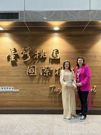 圖說：澳大利亞新南威爾斯州華森下議員（Anna Watson，左）與麥拉瓊斯上議員（Natasha Maclaren-Jones，右）抵達臺灣桃園國際機場。