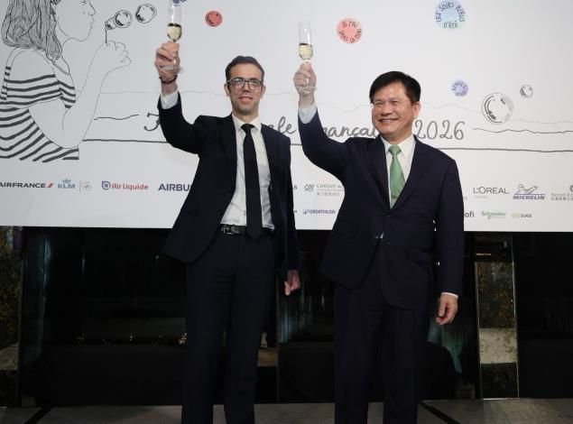 圖說二：外交部長林佳龍（右）與法國在台協會主任龍燁（Franck Paris，左）向出席酒會賓客祝酒致意。