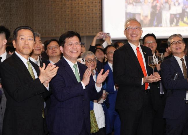 圖說三：外交部部長林佳龍與政務次長吳志中出席法國國慶酒會。