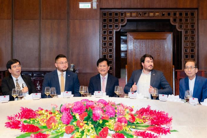 圖說三：外交部長林佳龍午宴斯洛維尼亞斯民黨（SDS）國會議員及青年幹部訪團，與斯國議員博拉傑（Andrej Poglajen，左二）及西蒙尼（Luka Simonič，右二）等訪賓就台斯關係交換意見。