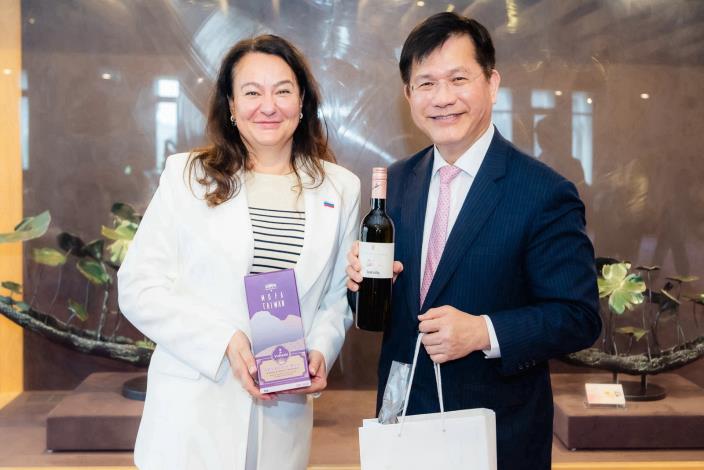 圖說二：外交部長林佳龍與斯洛維尼亞斯民黨（SDS）國會議員齊安亞（Anja Bah Žibert）合影。