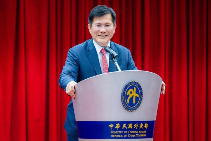 圖說一：外交部長林佳龍為授旗儀式致詞。
