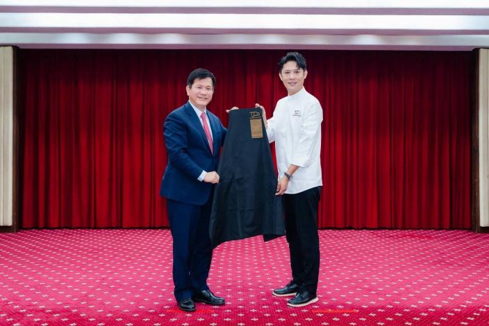 圖說三：代表團長張克勤回贈外交部長林佳龍紀念廚師圍裙。