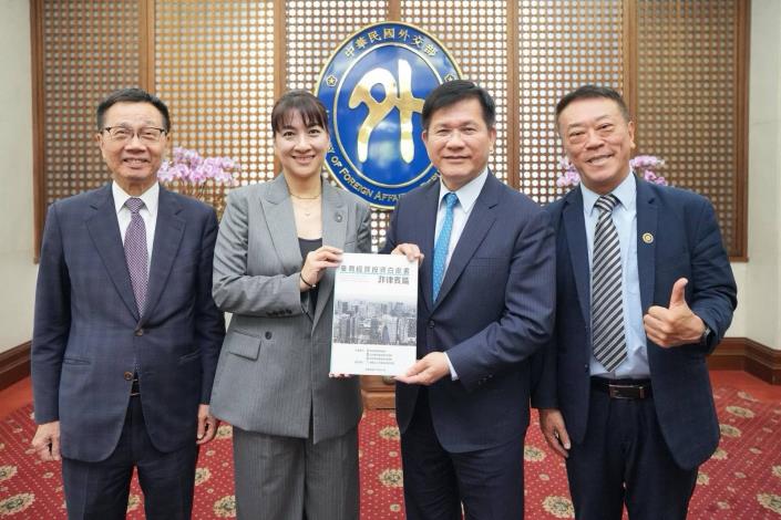 圖說一：「菲律賓臺商總會」總會長謝佳蓁（左二）致贈外交部長林佳龍「臺商經貿投資白皮書-菲律賓篇」。