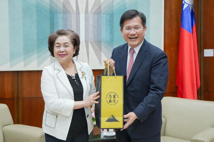 圖說三：「亞洲台灣商會聯合總會」總會長俞秀霞（左）感謝外交部長林佳龍（右）支持海外台商發展。