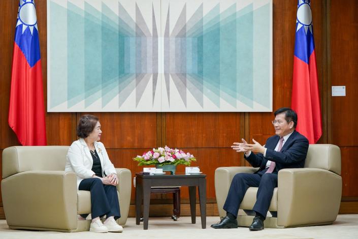 圖說二：外交部長林佳龍與「亞洲台灣商會聯合總會」就亞洲各國經貿合作交換意見。