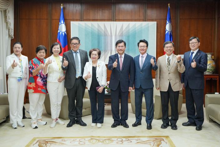 圖說一：外交部長林佳龍（右四）接見「亞洲台灣商會聯合總會」總會長俞秀霞（左五）及該總會幹部一行。