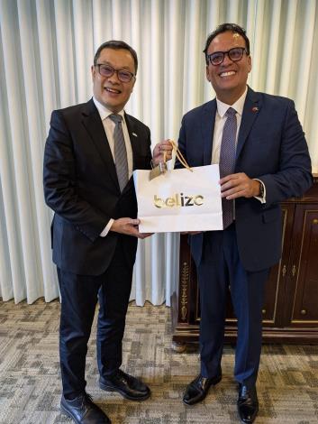 圖說三：貝里斯經濟轉型部國務部長馬傲蒙（Osmond Martinez，右）與外交部政務次長陳明祺（左）互贈禮品。