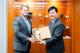圖說二:外交部長林佳龍致贈「印太安全研究所」(Institute for Indo-Pacific Security, IIPS)主席薛瑞福(Randall G. Schriver)禮品。