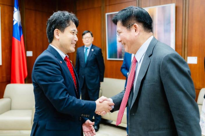 圖說一：外交部長林佳龍（右）歡迎瀧波宏文參議員（左）。