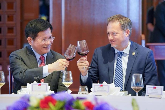 圖說四：外交部長林佳龍（左）與克勞德眾議員（Michael Cloud，右）致意。