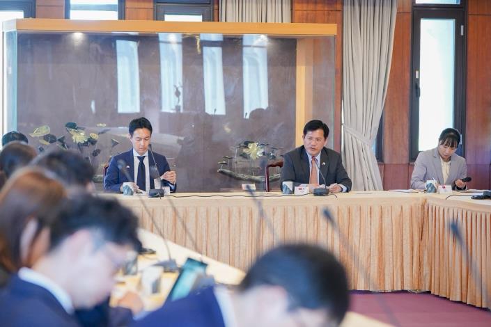 圖說二：外交部長林佳龍（右）與自民黨青年局長平沼正二郎眾議員（左）等海外研修團幹部交換意見。