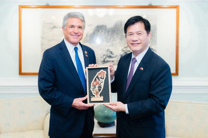 圖說五：外交部長林佳龍（右）贈送麥考爾榮譽主席（Michael McCaul，左）結合台灣各地特色的紀念禮品。