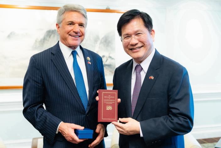 圖說四：麥考爾榮譽主席（Michael McCaul，左）贈送外交部長林佳龍（右）美國建國250週年紀念禮品。