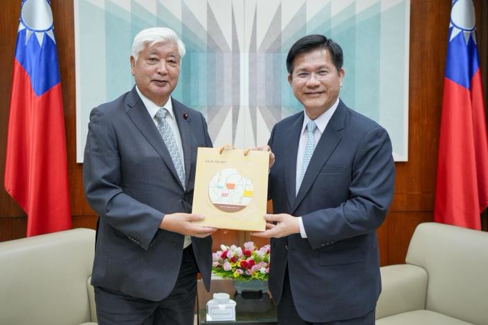 圖說二：外交部長林佳龍（右）與「對中政策跨國議會聯盟」（IPAC）日本共同主席中谷元（左）會後合影。