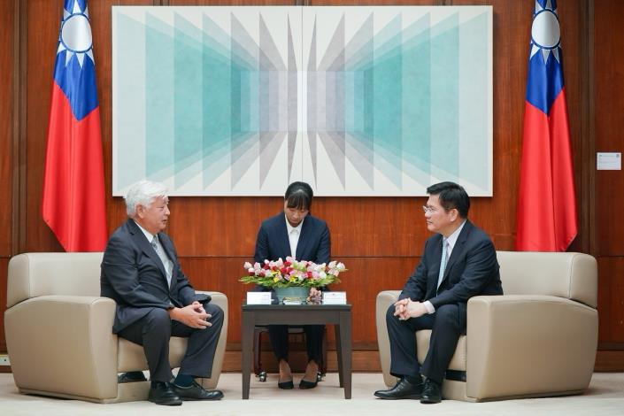 圖說一：外交部長林佳龍（右）與「對中政策跨國議會聯盟」（IPAC）日本共同主席中谷元（左）交換意見。