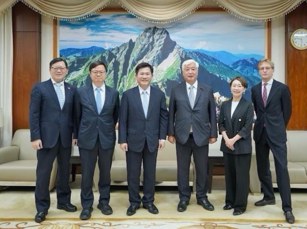 圖說三：外交部長林佳龍（左三）與IPAC訪問團合影。