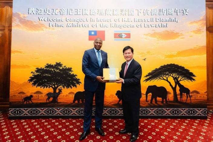 圖說四：外交部長林佳龍與史國總理戴羅素（H. E. Russell Dlamini）互贈禮物。