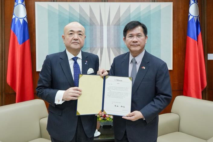 圖說（二）：日本台灣交流協會台北事務所代表片山和之（左）向外交部長林佳龍（右）遞交日方感謝函。