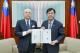 外交部長林佳龍代表政府向日方遞交新台幣500萬元賑災款，以協助日本熊本震災重建工作