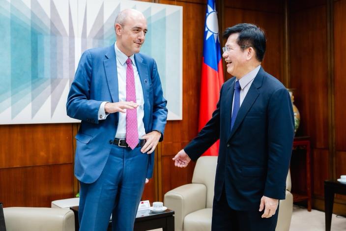 圖說三：外交部長林佳龍（右）與傅萊（Jamie Fly）執行長（左）親切互動。