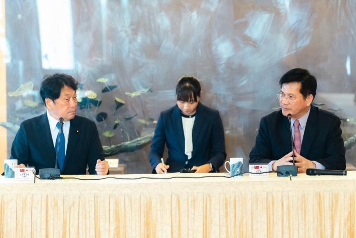 圖說三：外交部長林佳龍（右）與前防衛大臣小野寺五典眾議員（左）等一行交換意見。