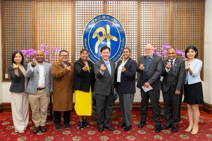 圖說一：外交部長林佳龍（中）接見太平洋媒體記者團，就民主治理、科技發展及永續韌性等議題交換意見。