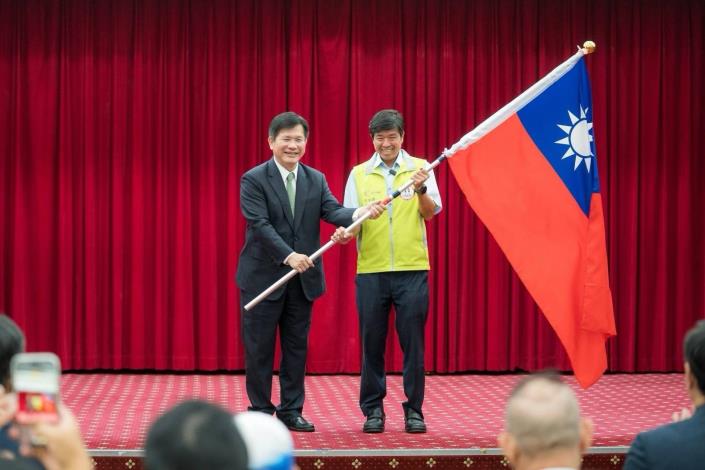 圖說二：外交部長林佳龍（左）授旗給郭瑞和理事長（右）並為代表團加油打氣。