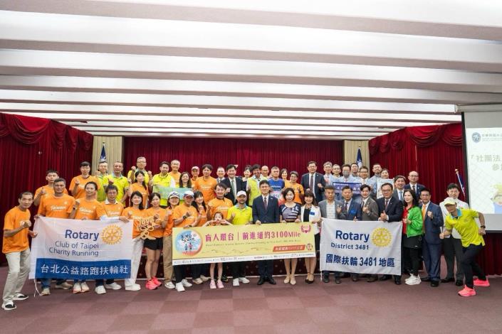 圖說四：外交部長林佳龍與參與授旗儀式全體成員合影。