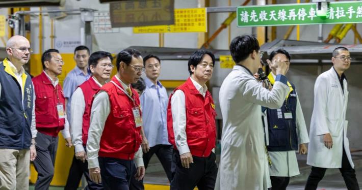 圖說三：賴清德總統、外交部長林佳龍等部會首長及駐台機構代表聽取醫療機構簡報。