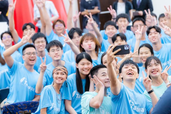 圖說五：外交部國際青年大使在會場開心合影。