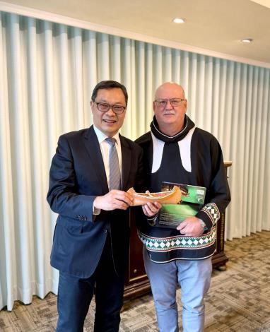 圖說二：西北特區省議員湯蕭恩（Shane Thompson，右）代表訪團致贈禮品給外交部政務次長陳明祺（左）。