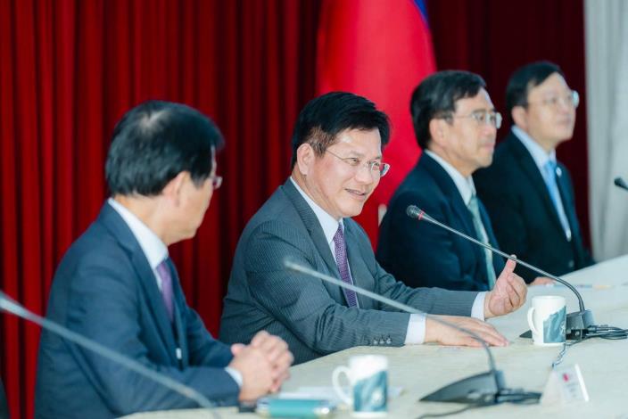 圖說二：外交部長林佳龍（中）與「日本台灣商會聯合總會」總會長頼本勉（左）交換意見。
