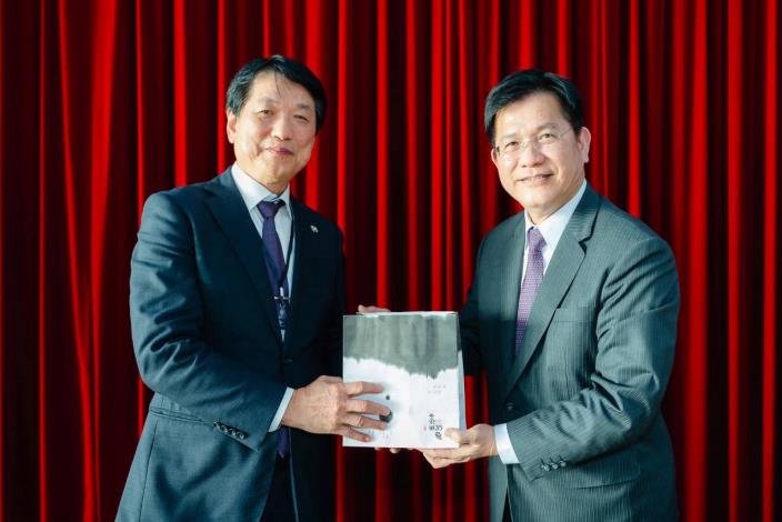 圖說一：外交部長林佳龍（右）向「日本台灣商會聯合總會」總會長頼本勉（左）致意。