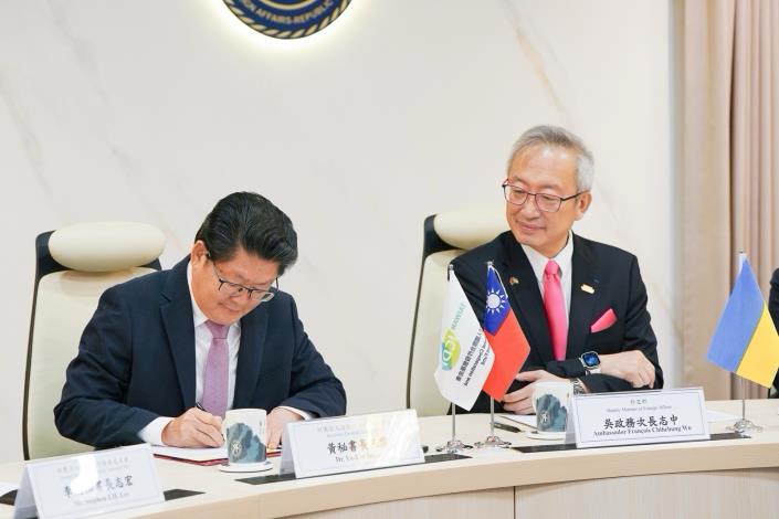 圖說三：外交部政務次長吳志中（右）見證外交部委託國合會秘書長黃玉霖（左）與利沃夫市政府等合作執行單位簽署智慧醫療合作瞭解備忘錄。
