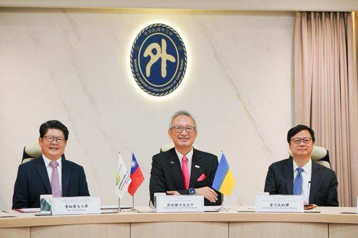 圖說一：外交部政務次長吳志中（中）見證外交部委託國合會推動利沃夫智慧醫療計畫。