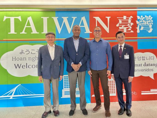 圖說：外交部國經司副司長陳敬一（右一）於桃園國際機場歡迎海地駐WTO常任代表Madsen Chérubin（左二）及貝里斯駐WTO常任代表Harold Young（右二）訪台，我國駐WTO常任代表黃昭元大使（左一）陪同。