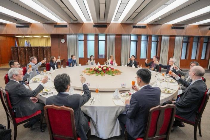 圖說二：外交部政務次長吳志中向與會貴賓舉杯致意。