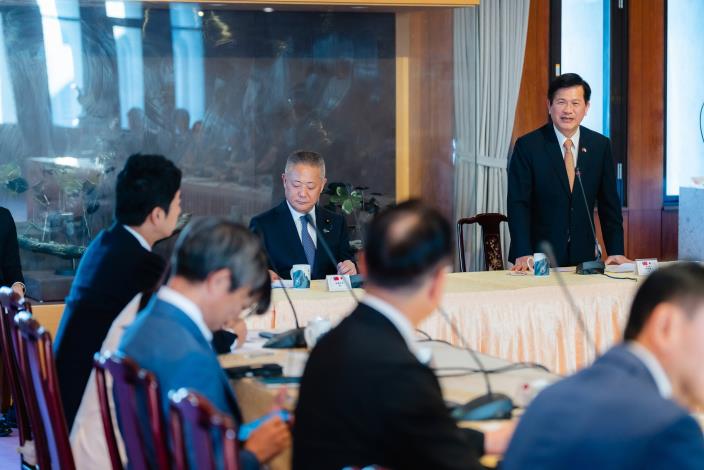 圖說二：外交部長林佳龍（右）與「日本維新會．中華民國（台灣）友好研討會台灣訪問團」交換意見。