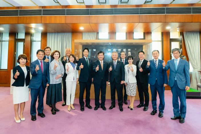 圖說三：外交部長林佳龍（中）與「日本維新會．中華民國（台灣）友好研討會台灣訪問團」紀念合影。