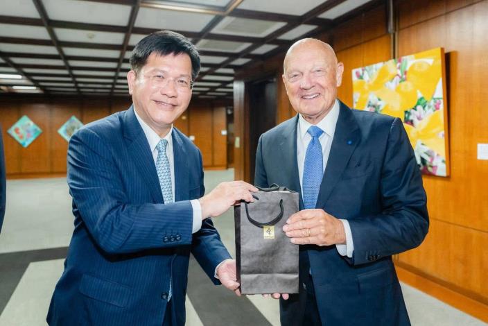 圖說二：外交部長林佳龍致贈史丹福大學胡佛研究所「台灣在印太地區」（TIPR）計畫共同主持人埃利斯（James O. Ellis）將軍紀念品。