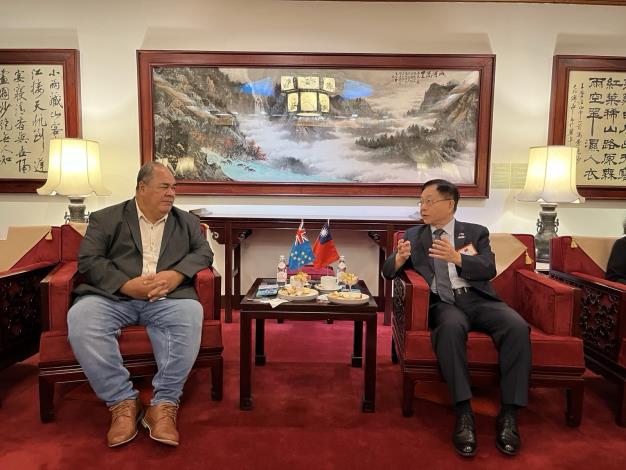 圖說四：外交部常務次長葛葆萱（右）與帕納巴部長（左）在機場國賓室晤談。