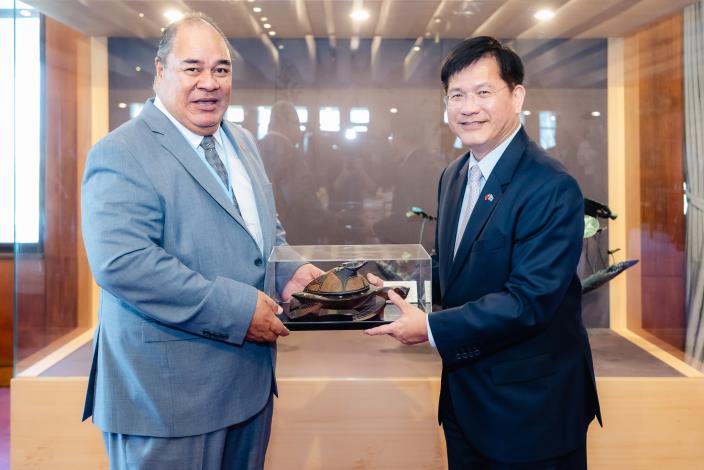 圖說一：外交部長林佳龍（右）與吐瓦魯國外交、勞工及貿易部部長帕納巴（Hon. Paulson Panapa，左）互贈禮品。.JPG