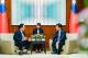 圖說二:外交部長林佳龍(右)與日本國民民主黨選舉對策委員長村岡敏英眾議員(左)交換意見。