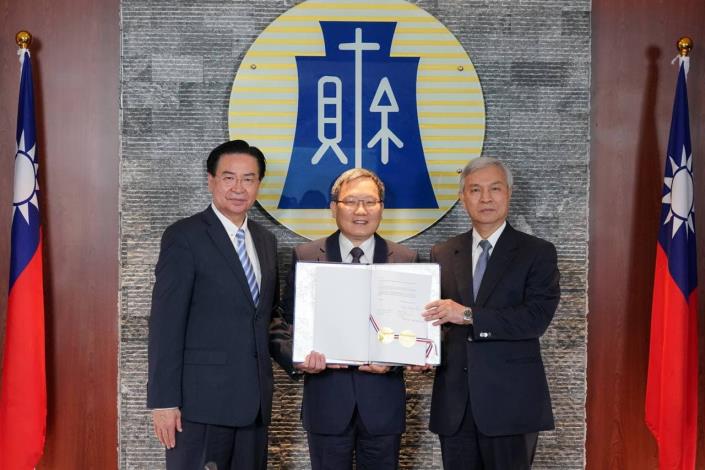 圖說二：左起：外交部長吳釗燮、財政部長蘇建榮、中央銀行總裁楊金龍